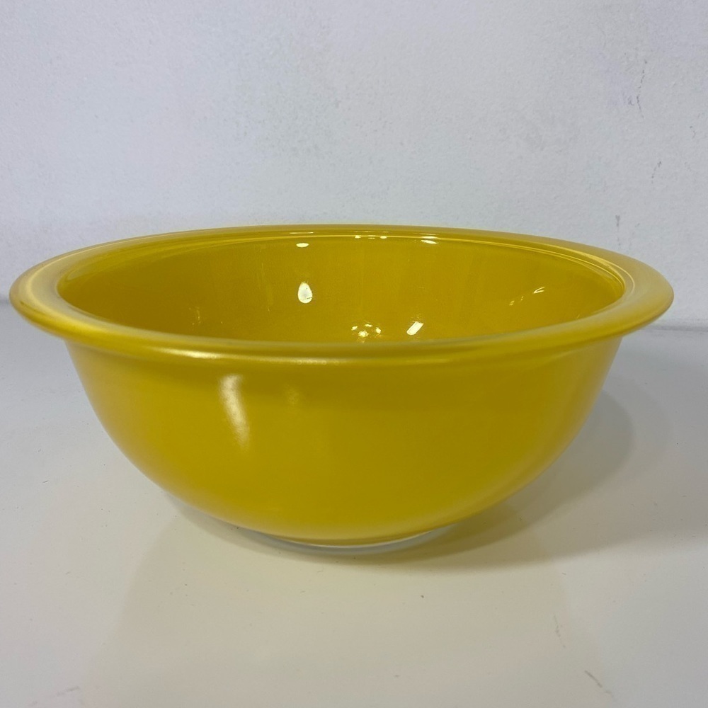 Vintage Pyrex #323 Mixing Bowl 1.5 L‎ Primary Color Yellow Clear Bottom